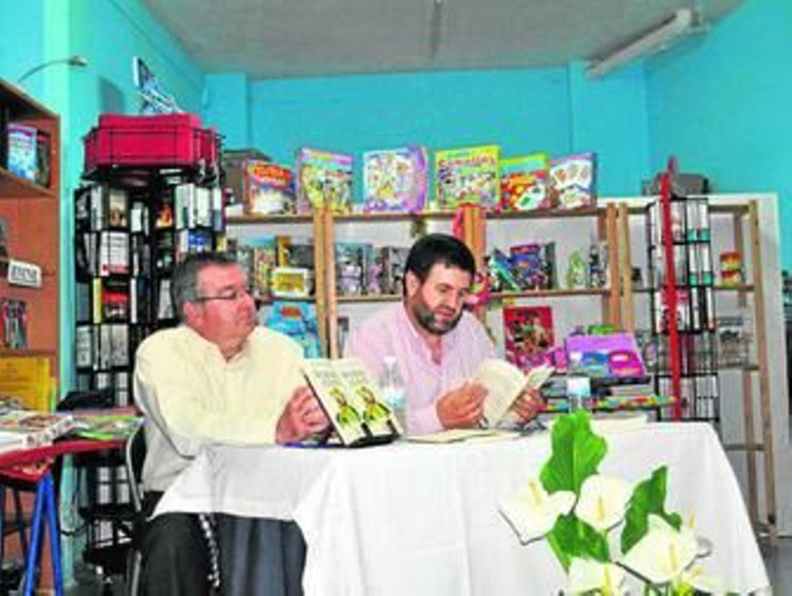 El escritor de Puerto Moral Ignacio Garzón (derecha), durante la presentación de su último libro.