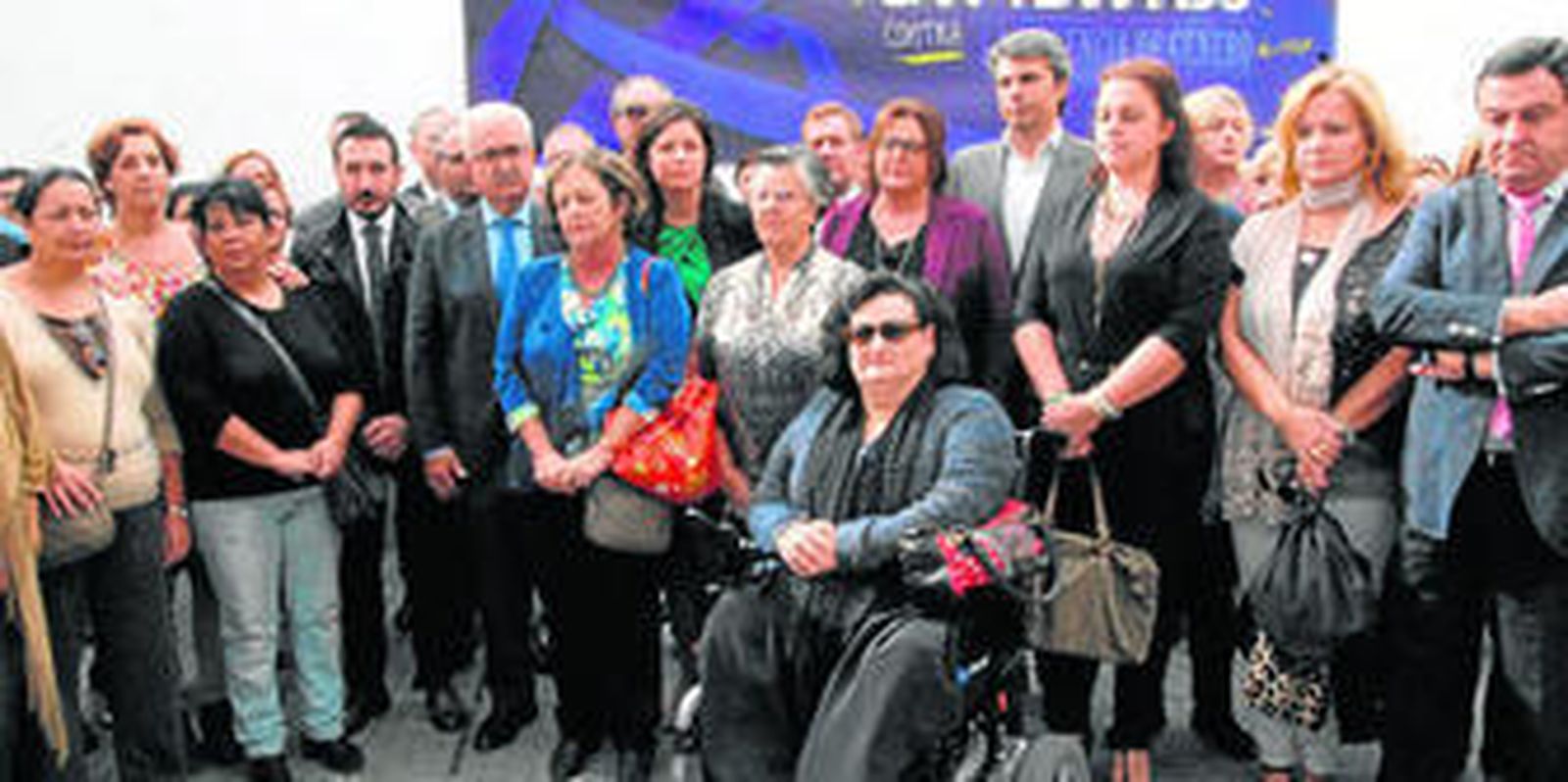 Algunas de las personas que ayer acudieron a la concentración contra la violencia de género a las puertas de la Fundación Municipal de la Mujer.
