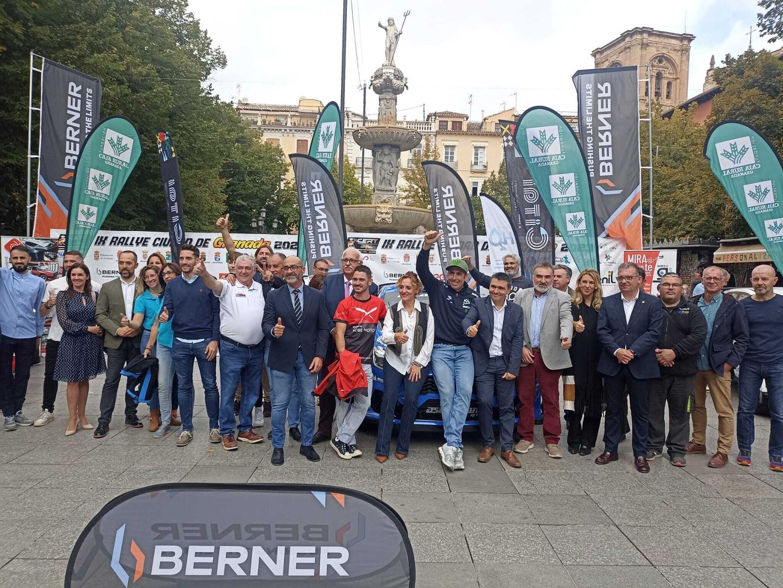 Políticos, patrocinadores y pilotos en la presentación de ayer.