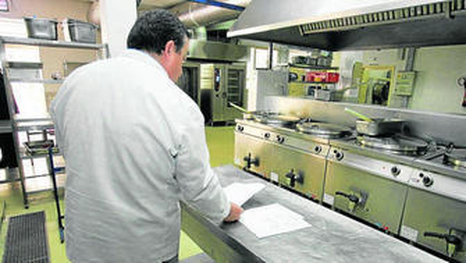 El jefe de cocina de la prisión revisa los menús que tiene que preparar para la noche.