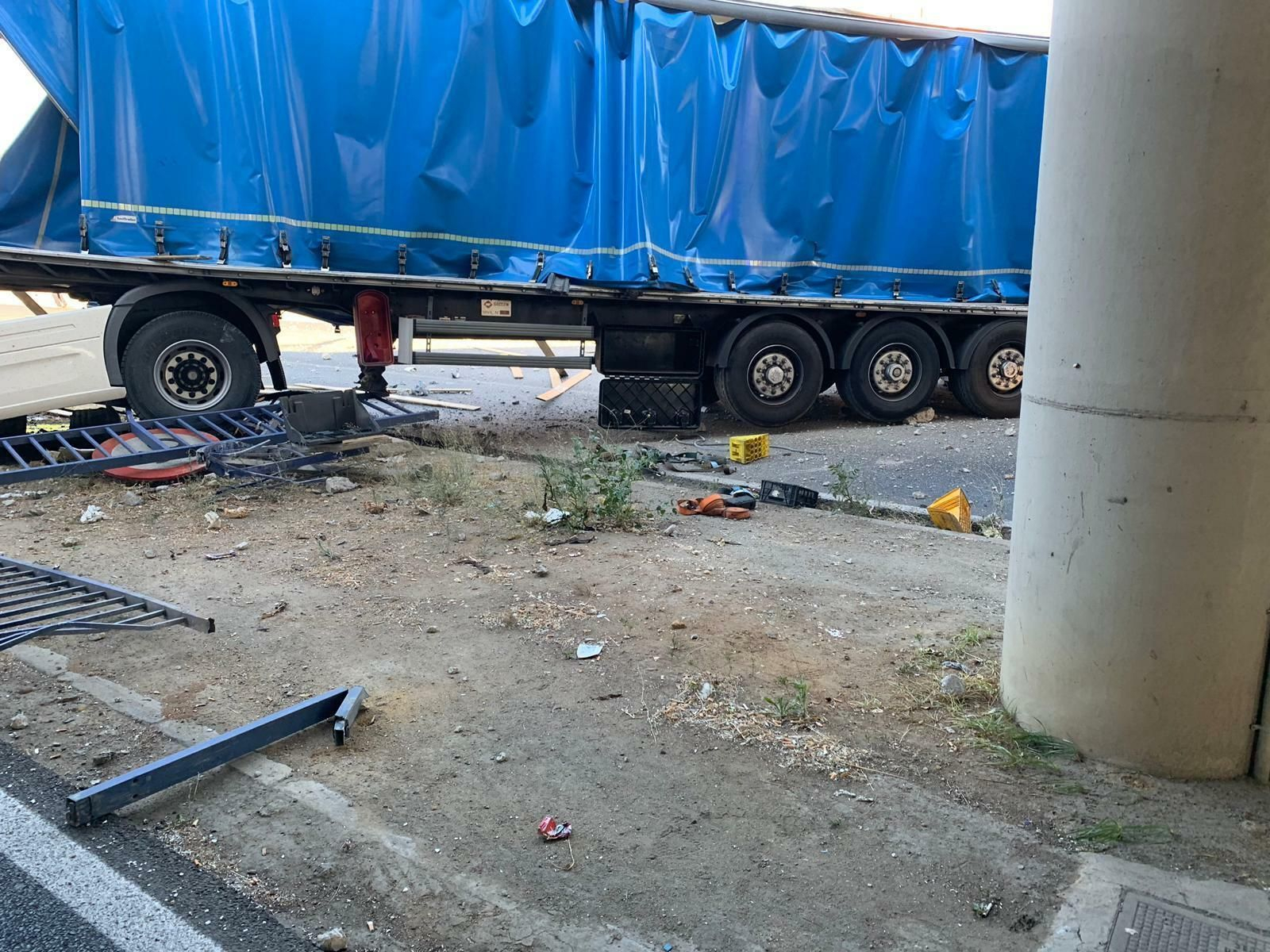 Las imágenes del camión accidentado en Montes Sierra