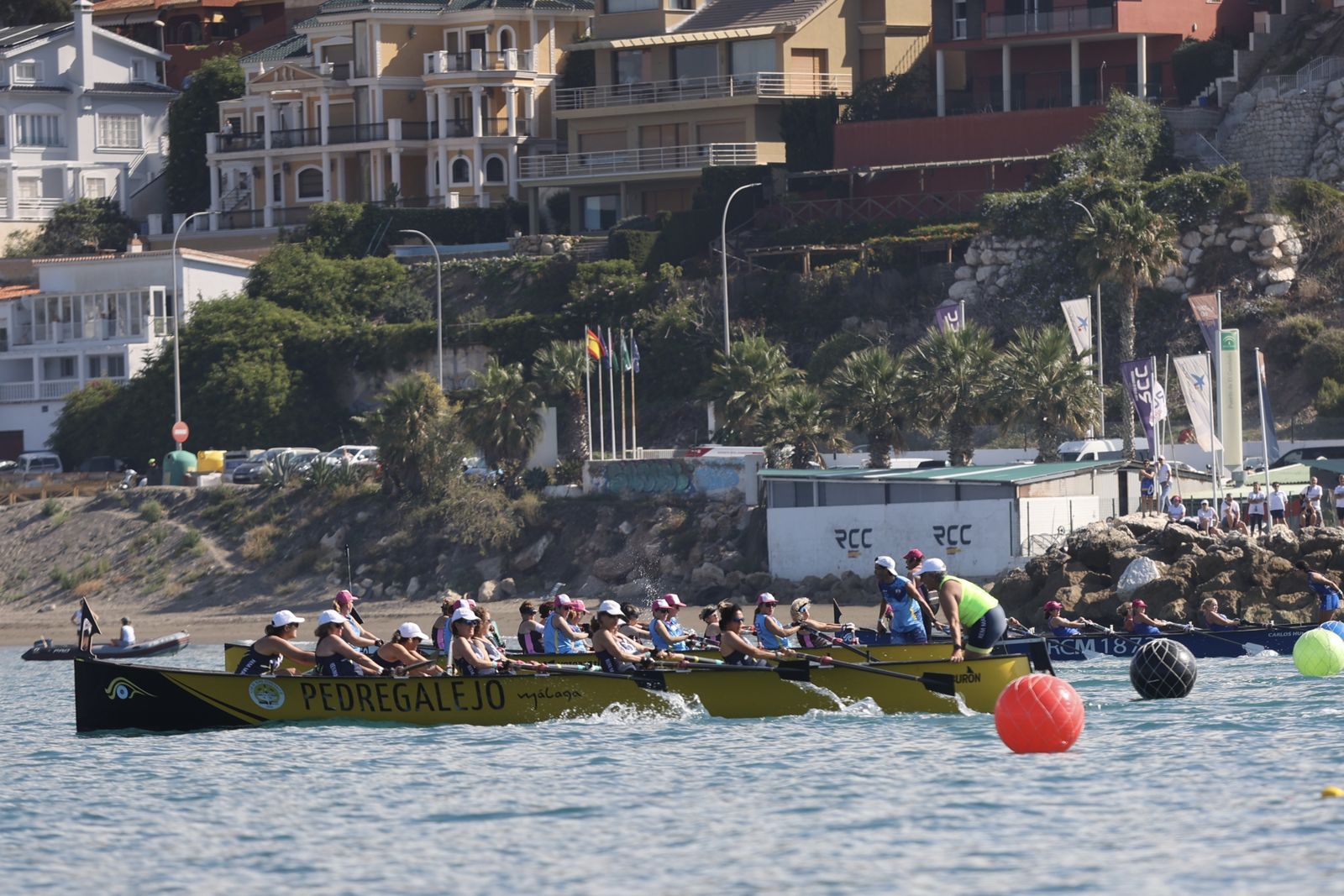 Más de 100 mujeres supervivientes de cáncer participan este sábado en una Regata Nacional en Málaga