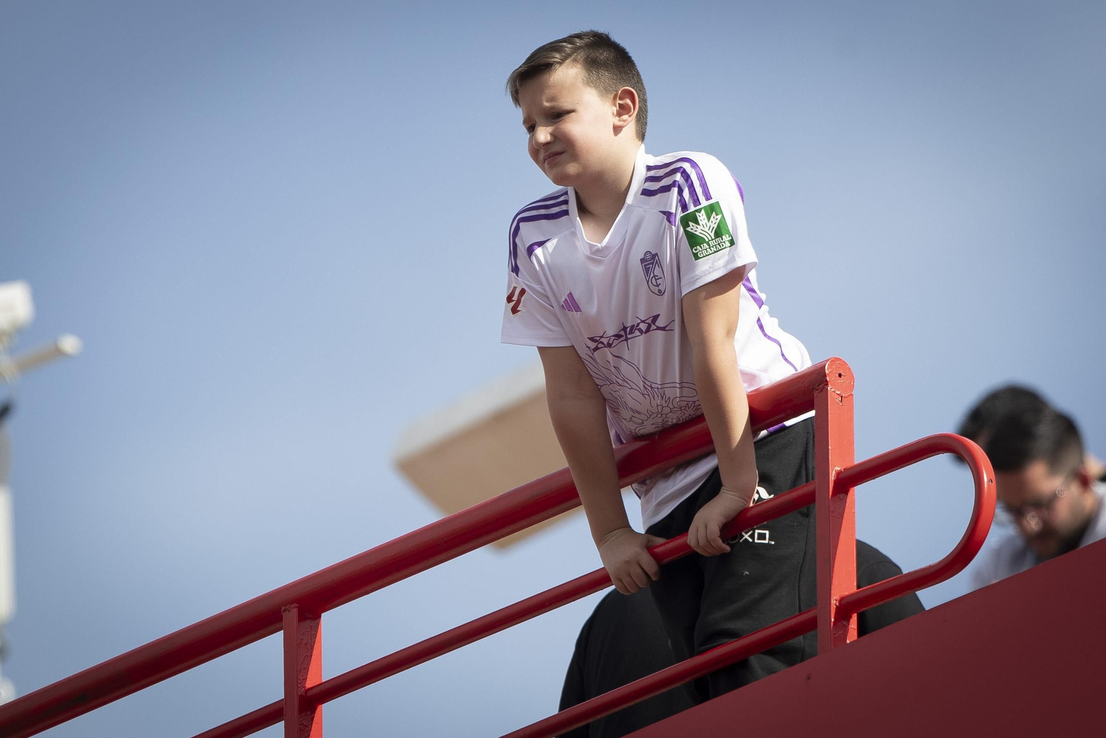 Encuéntrate en el recibimiento al Granada y la grada de Los Cármenes