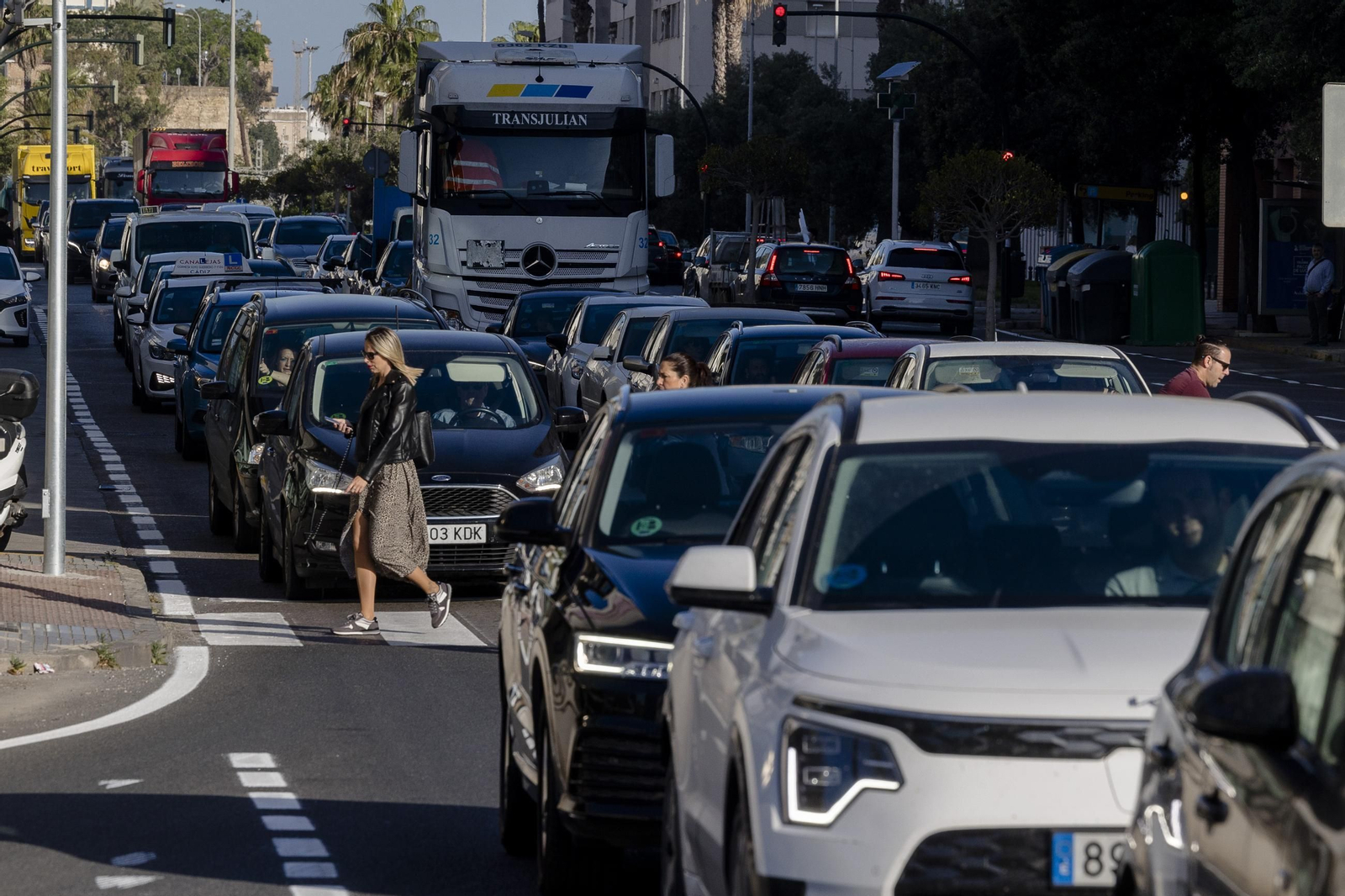 Circulación densa en Cádiz capital.
