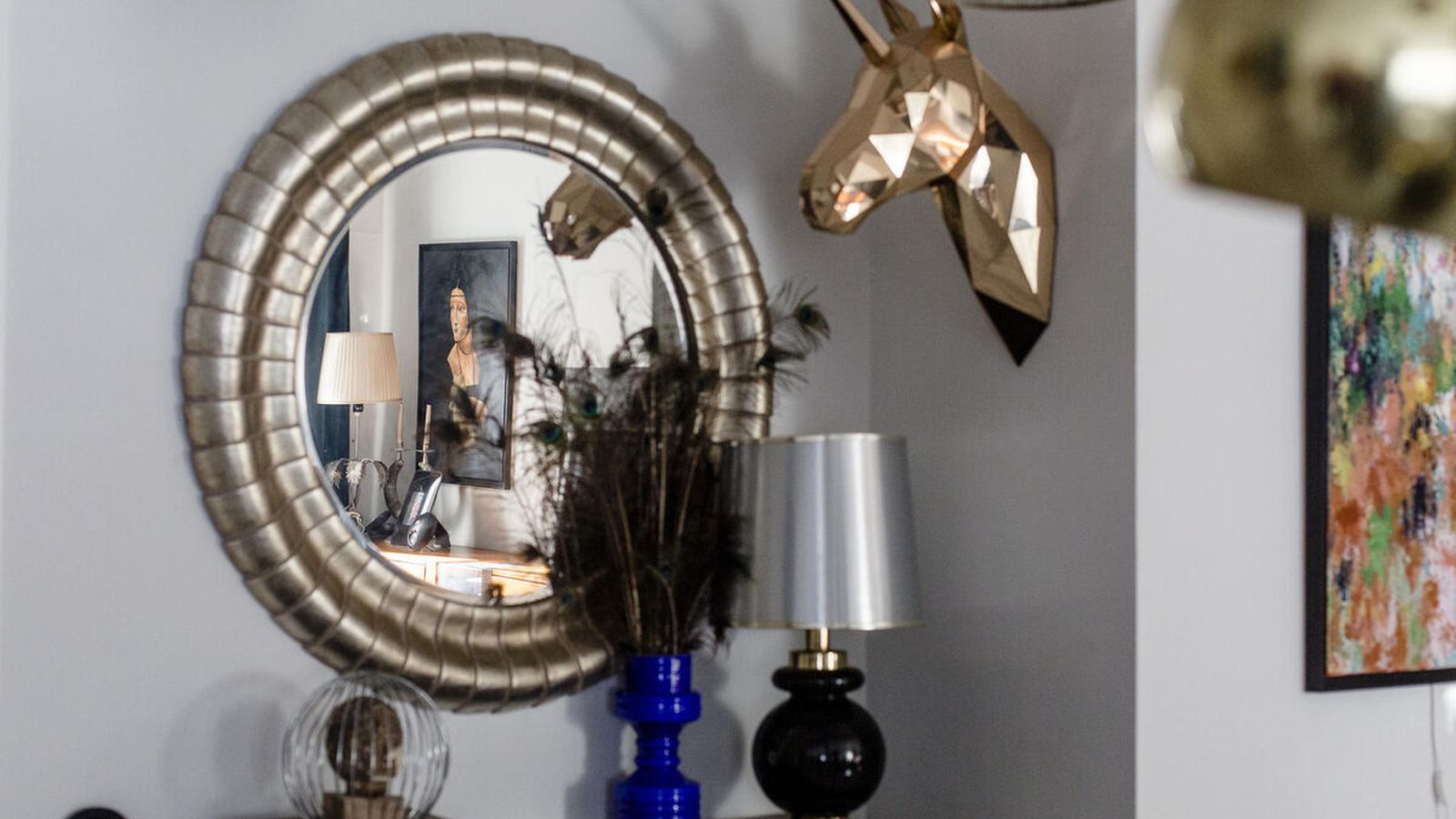 Un espejo de la firma Mandalay junto a una escultura adquirida en Egipto que representa a una deidad.