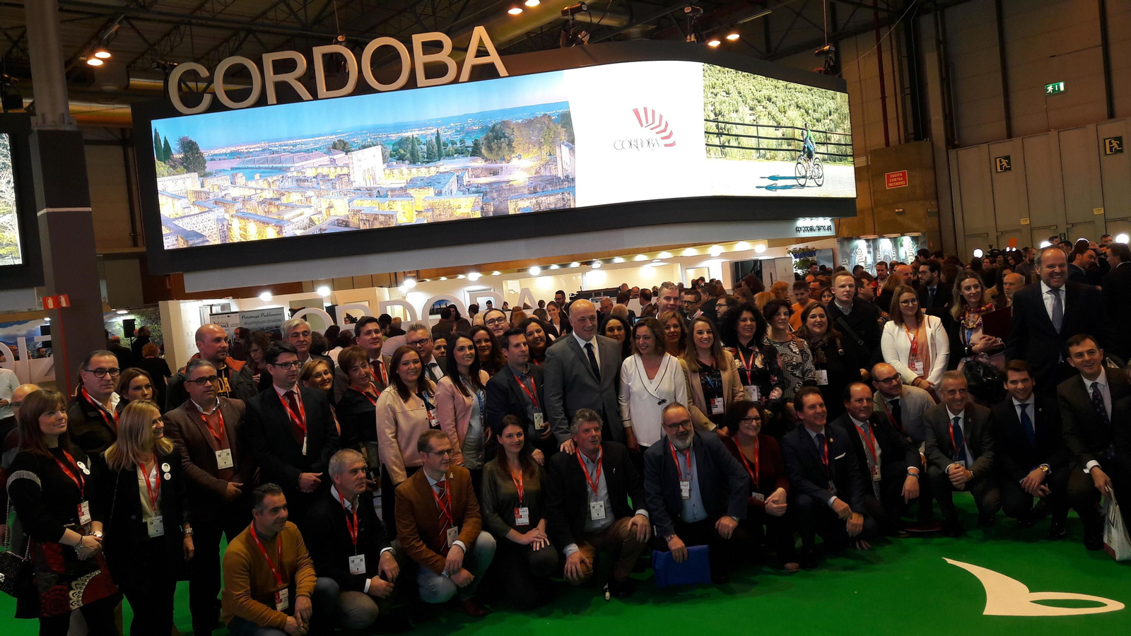 Foto de familia de toda la comitiva política cordobesa que ha acudido a Fitur.