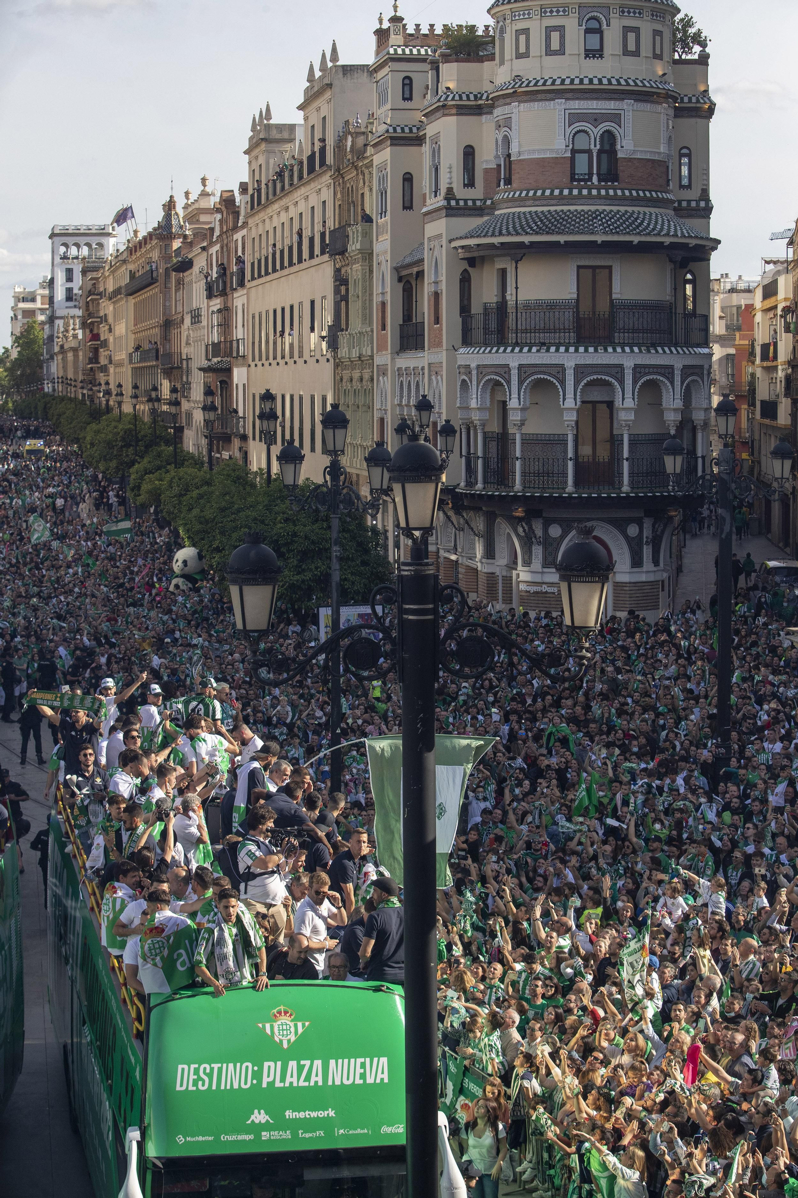 Las imágenes de la celebración del Betis por las calles de Sevilla