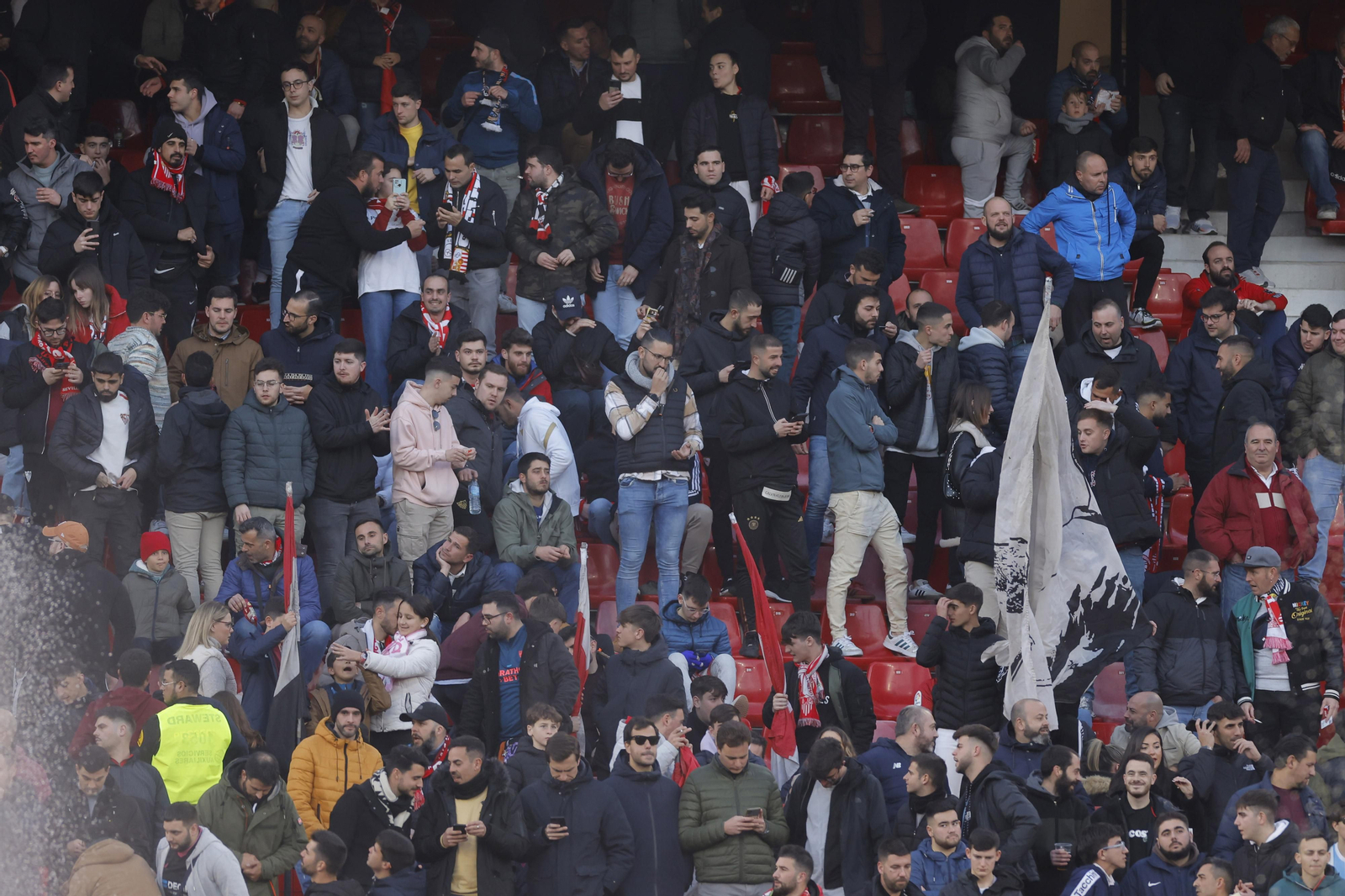 Búscate en las fotos del Sevilla-Elche