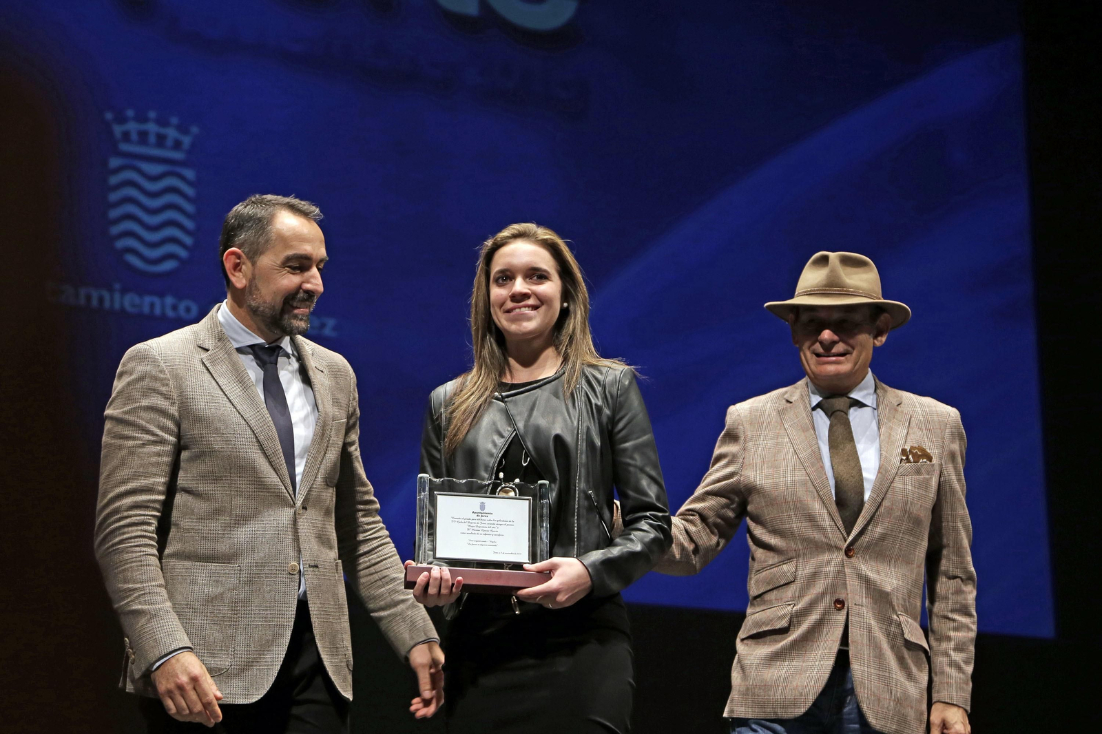 Marina García, muy emocionada recibiendo el premio de mejor deportista jerezana que le entregaron Antonio Fernández y Rafael Soto.