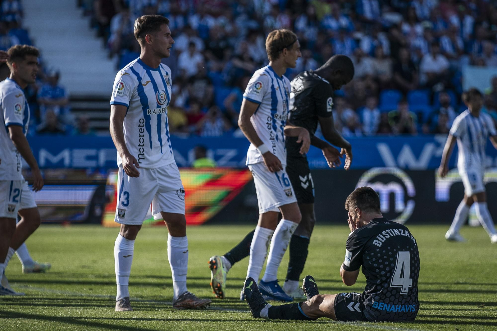 Bustinza, en el césped tras una ocasión en el CD Leganés - Málaga CF Bustinza, en el césped tras una ocasión en el CD Leganés - Málaga CF