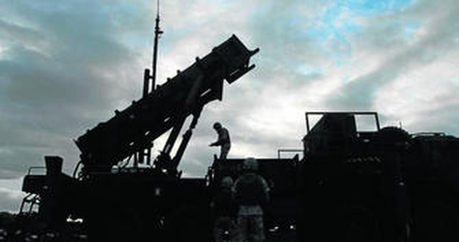 Artilleros de RAAA-74 disponen el camión  lanzadera de un misil MIM-104 'Patriot'; la versión PAC2 del Ejercito de Tierra tiene un alcance efectivo de hasta 170 kilometros de distancia.