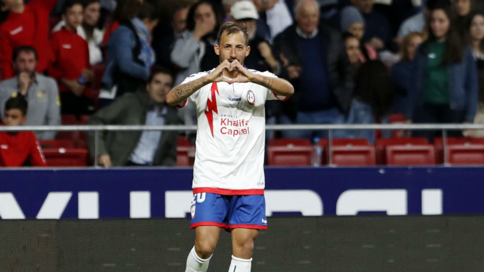 Aitor dibuja con sus manos un corazón después de anotar un gol con el Rayo Majadahonda.