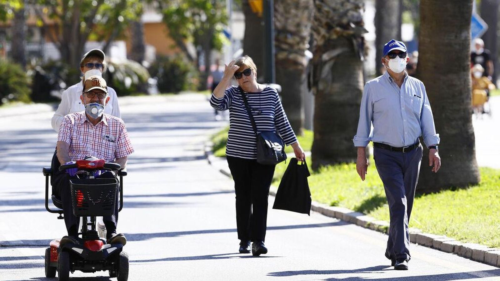 Los mayores también pudieron salir a pasear.