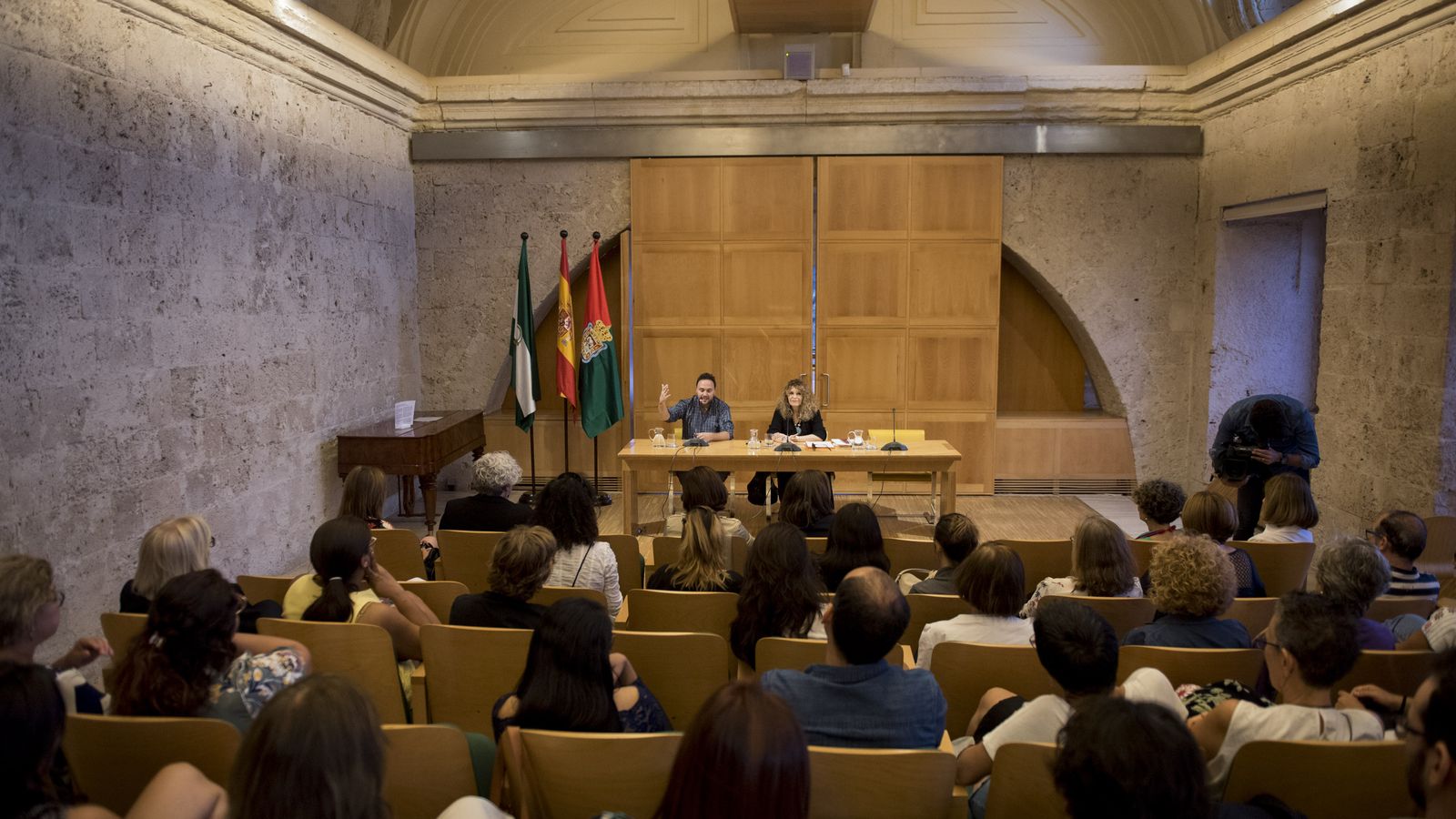 Decenas de personas acudieron al acto protagonizado por la poeta.
