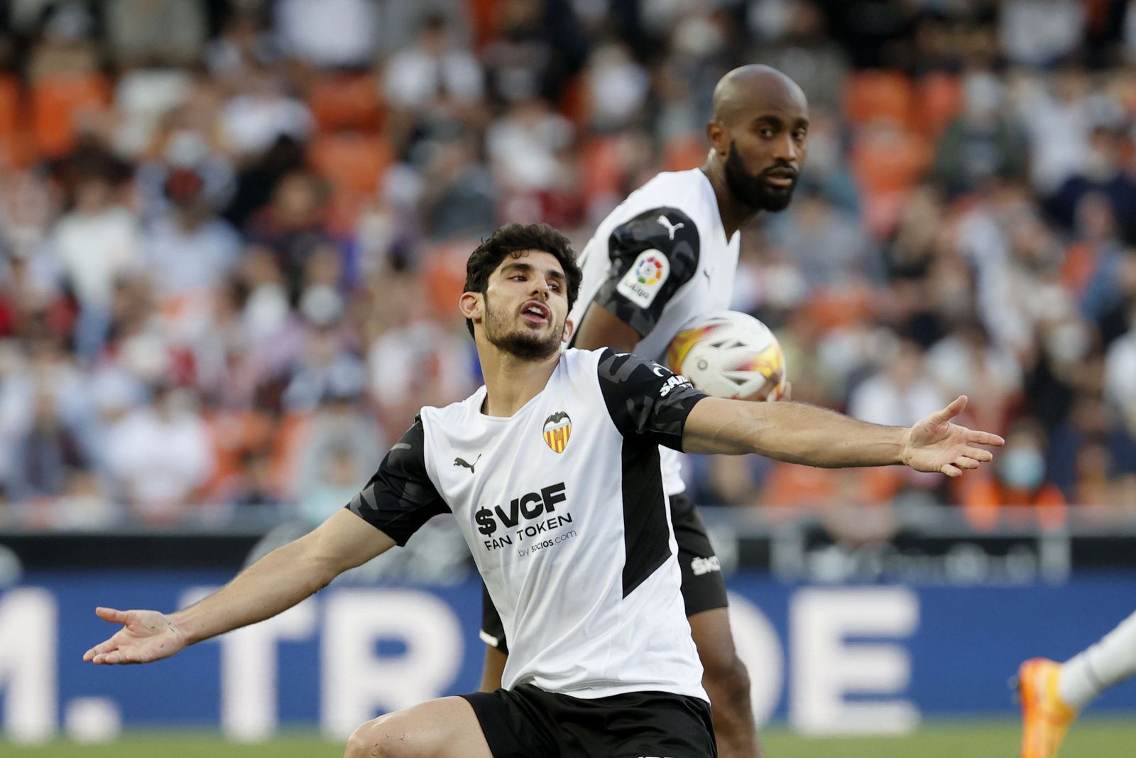 Guedes se queja durante un momento del partido ante Osasuna.
