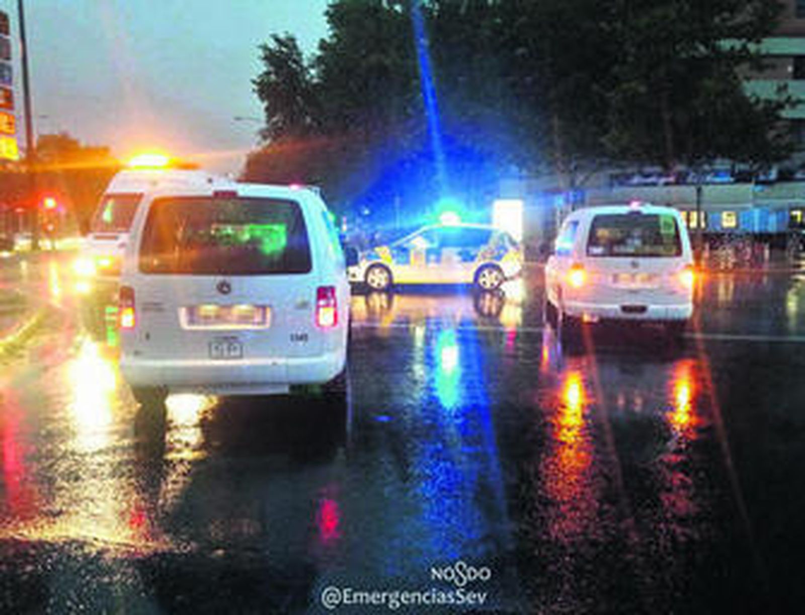 La Policía y los servicios sanitarios, junto al taxi implicado en el accidente, la mañana del sábado.