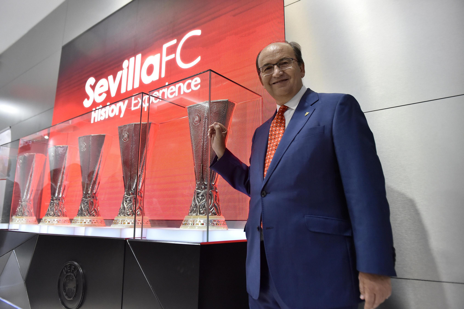 José Castro, ante las cinco UEFA Europa League del museo.