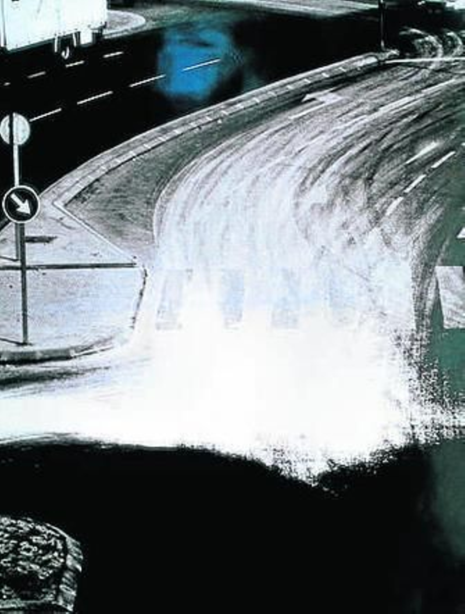 1. 'Piscina con reflejo', del colectivo cubano Los Carpinteros. 2. Fotografía de Santiago Sierra: 50 kilos de yeso para denunciar la sinrazón de la burbuja inmobiliaria. 3. Una de las fotografías de la estupenda serie que presenta Sebastián Díaz Morales.