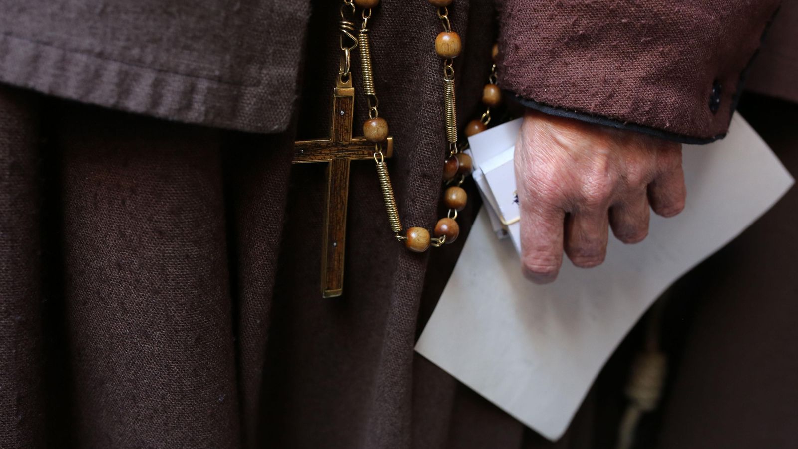 El rosario y el crucifijo en el hábito de las Hermanas de la Cruz.
