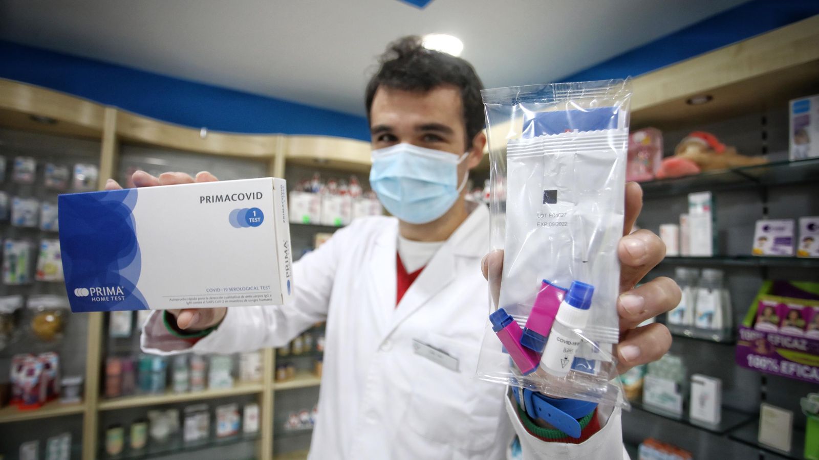 Farmacia Beltrami Torre con uno de los pocos test rápido de anticuerpos que llegaron a Cádiz en diciembre.