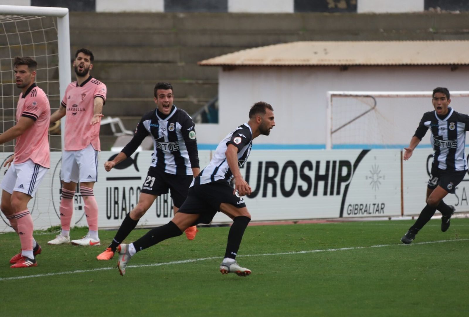 Pito Camacho celebra el primero de sus dos goles al Marbella