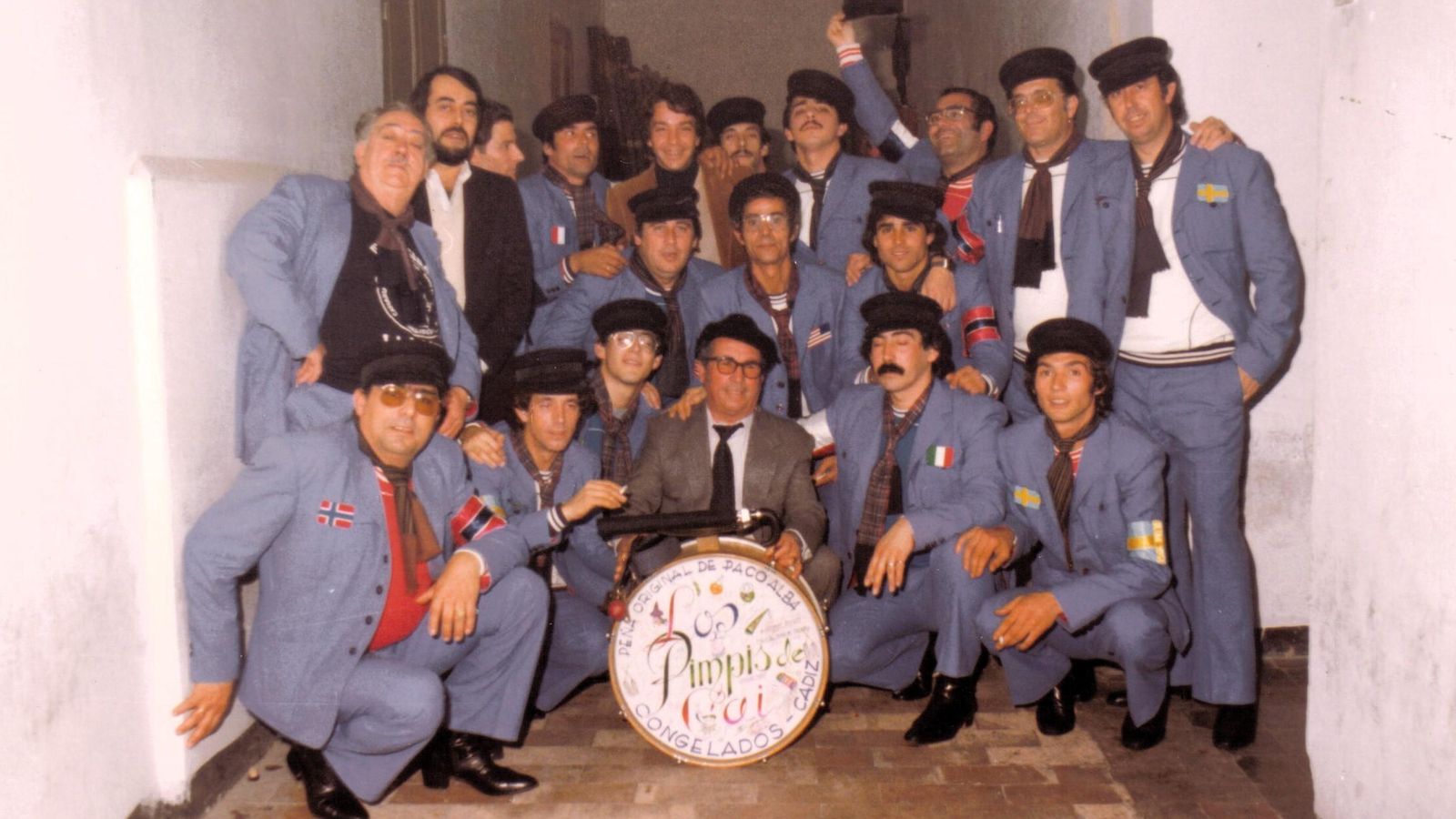Antonio Busto en la fila de arriba, sexto por la derecha, con su comparsa ‘Los pimpis de Cai’ de 1982. Antonio Busto en la fila de arriba, sexto por la derecha, con su comparsa ‘Los pimpis de Cai’ de 1982.