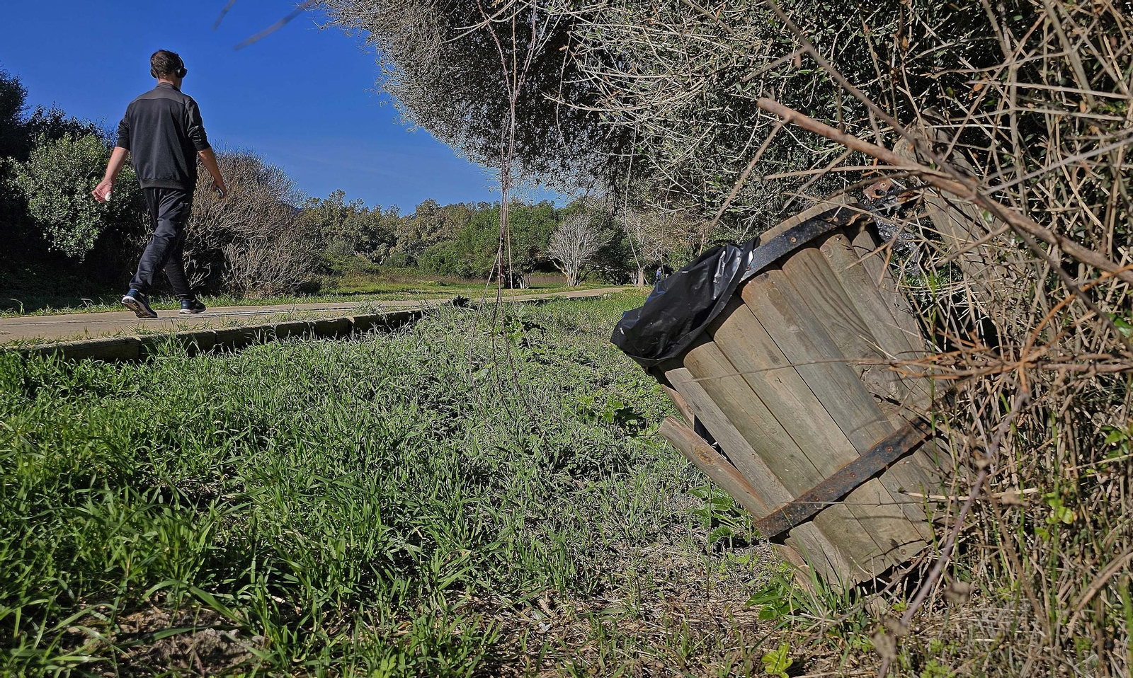 Fotos de los desperfectos en el sendero del parque fluvial del río Pícaro en Algeciras