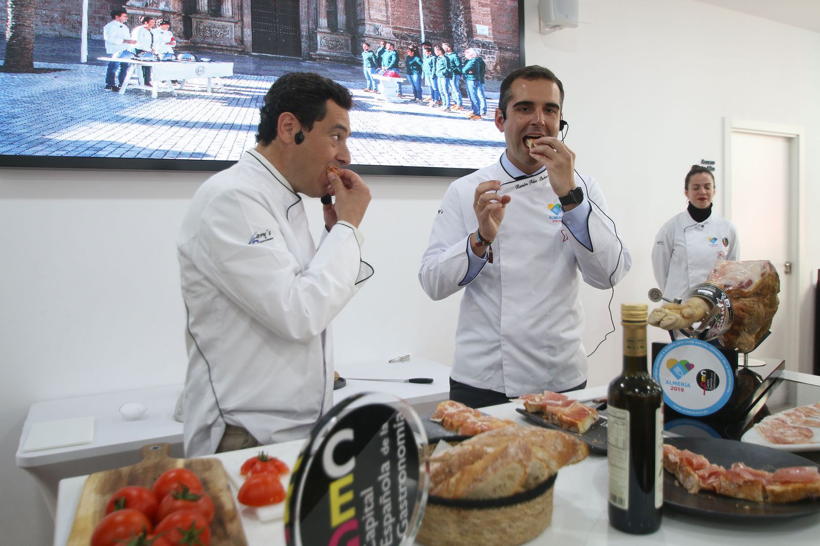 Las imágenes de la visita de Juanma Moreno a Almería