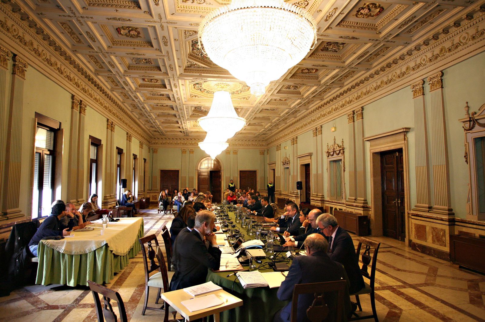 Con 14 votos a favor del PP y 10 abstenciones de PSOE e IU, la anterior Corporación votó la propuesta de adjudicaación el 25 de septiembre de 2013.