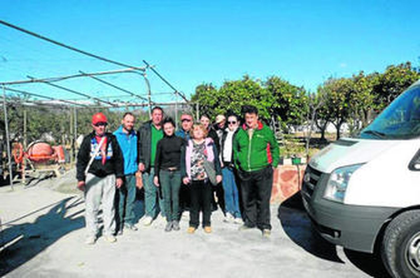 Grupo de usuarios de El Timón que visitaron una finca en Berja para la recogida de naranjas.
