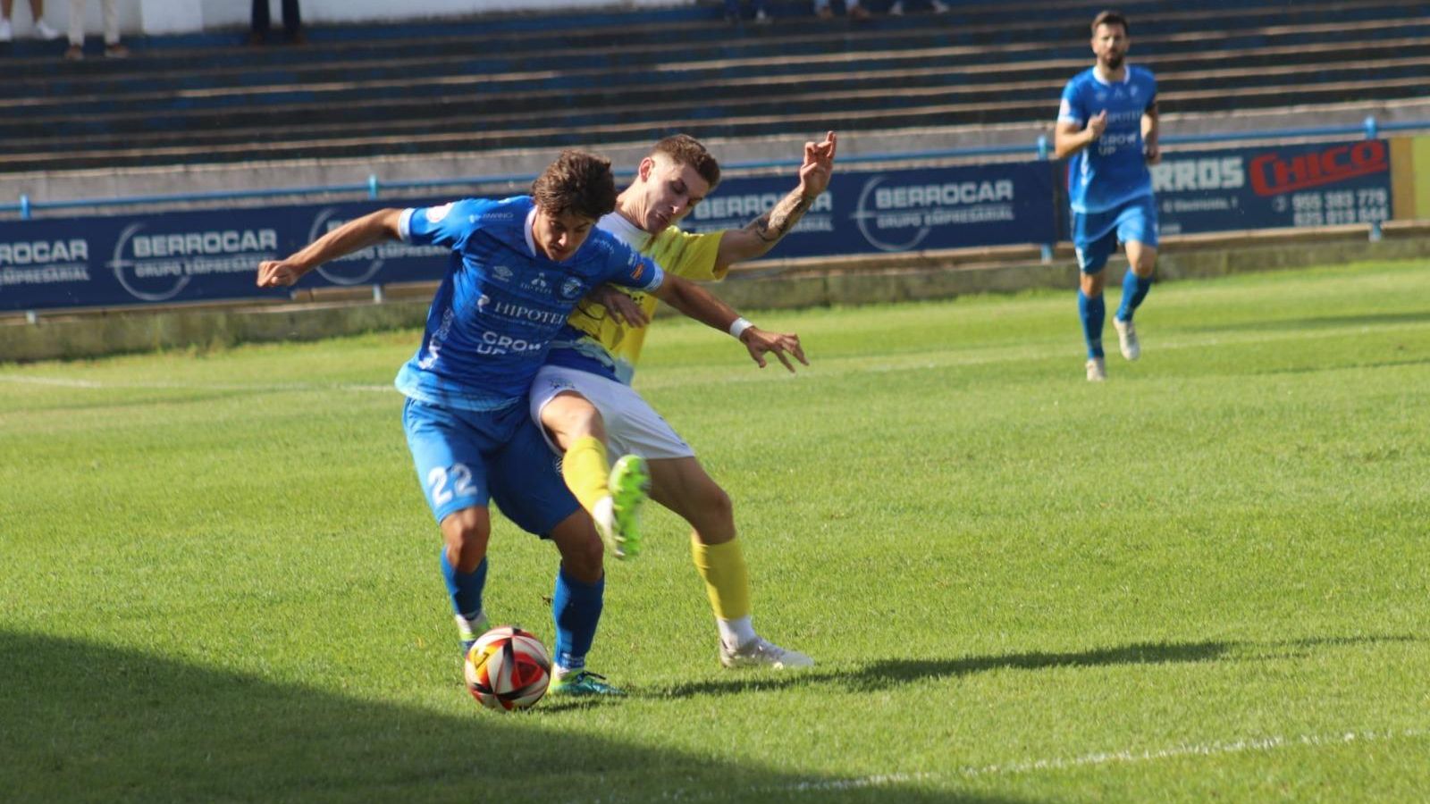 Beto Plaza lucha por el balón con un jugador coriano.