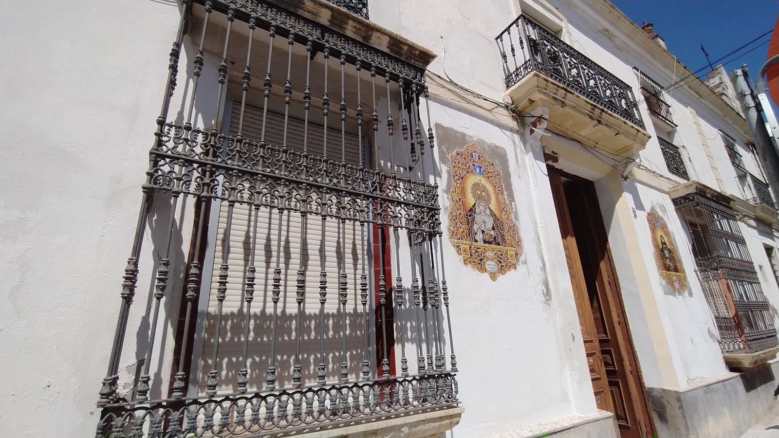 Acceso a la vivienda colindante al convento de las Capuchinas en la que reside el matrimonio desahuciado por el Obispado.