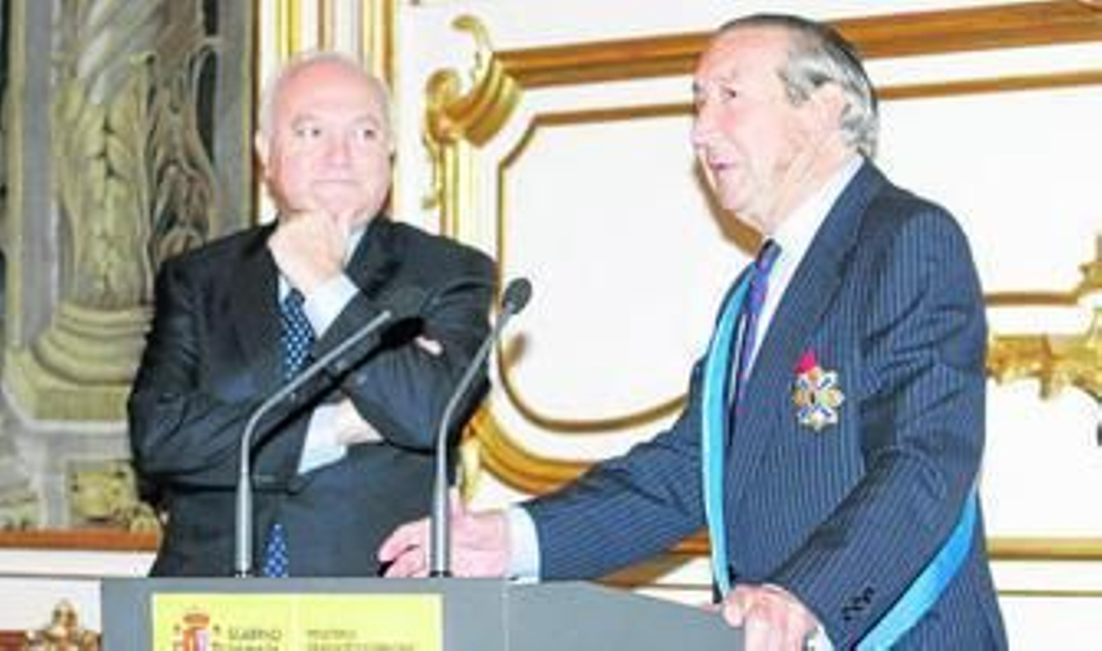 1. Seruya, en su discurso tras recibir la Gran Cruz de la Orden del Mérito Civil de España. 2. El diplomático, político y empresariom entregando un premio periodístico con su nombre. 3. Seruya recibe el reconocimiento de la Provincia de Cádiz en el año 2000. 4. El gibraltareño inaugurando una de sus tiendas en el Peñón.