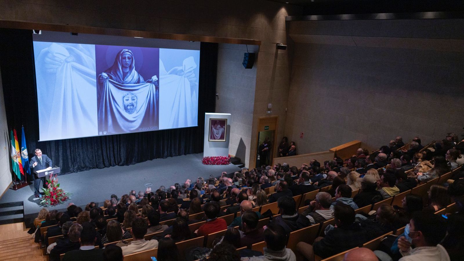 Aspecto que presentaba el centro de congresos durante la celebración del acto de presentación del cartel de la Semana Santa de San Fernando