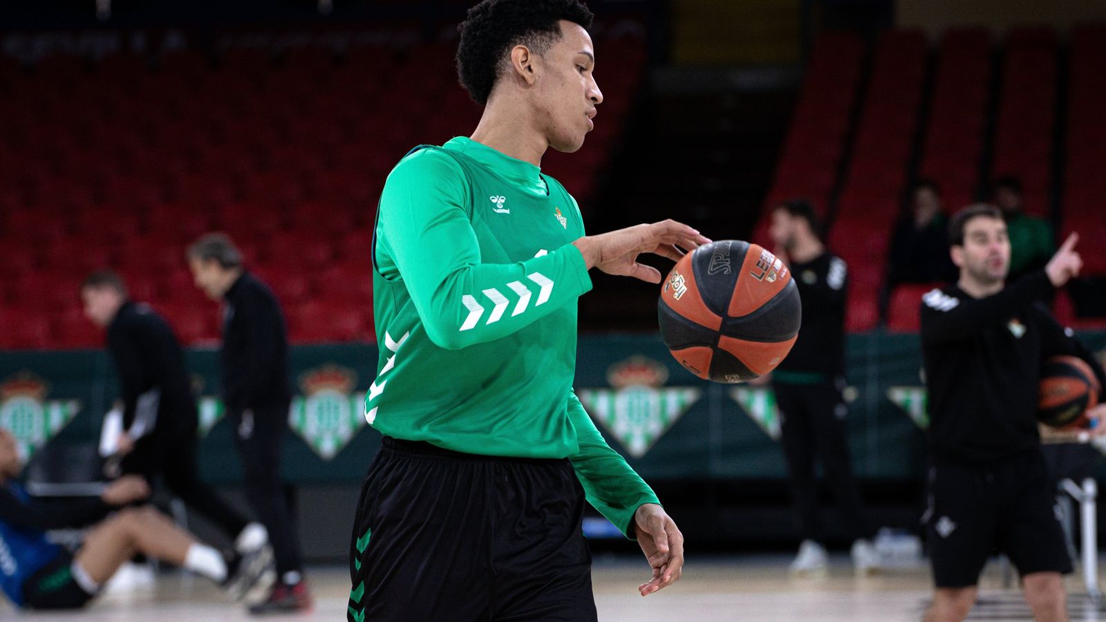 Tyson Pérez se ejercita con sus nuevos compañeros.