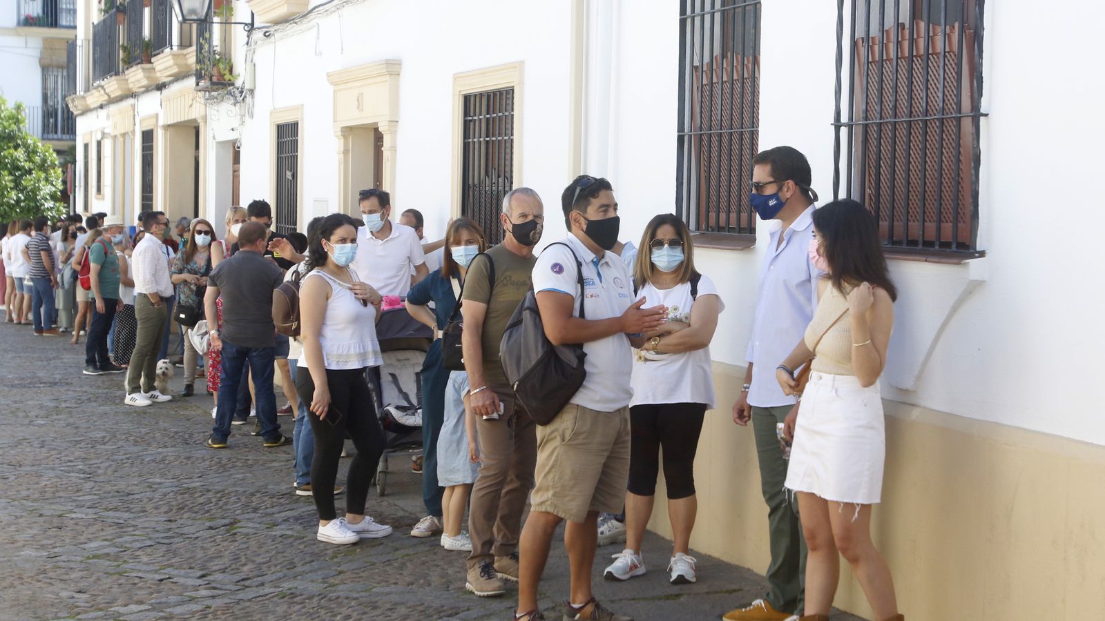 Cola para entrar en Marroquíes, 6.