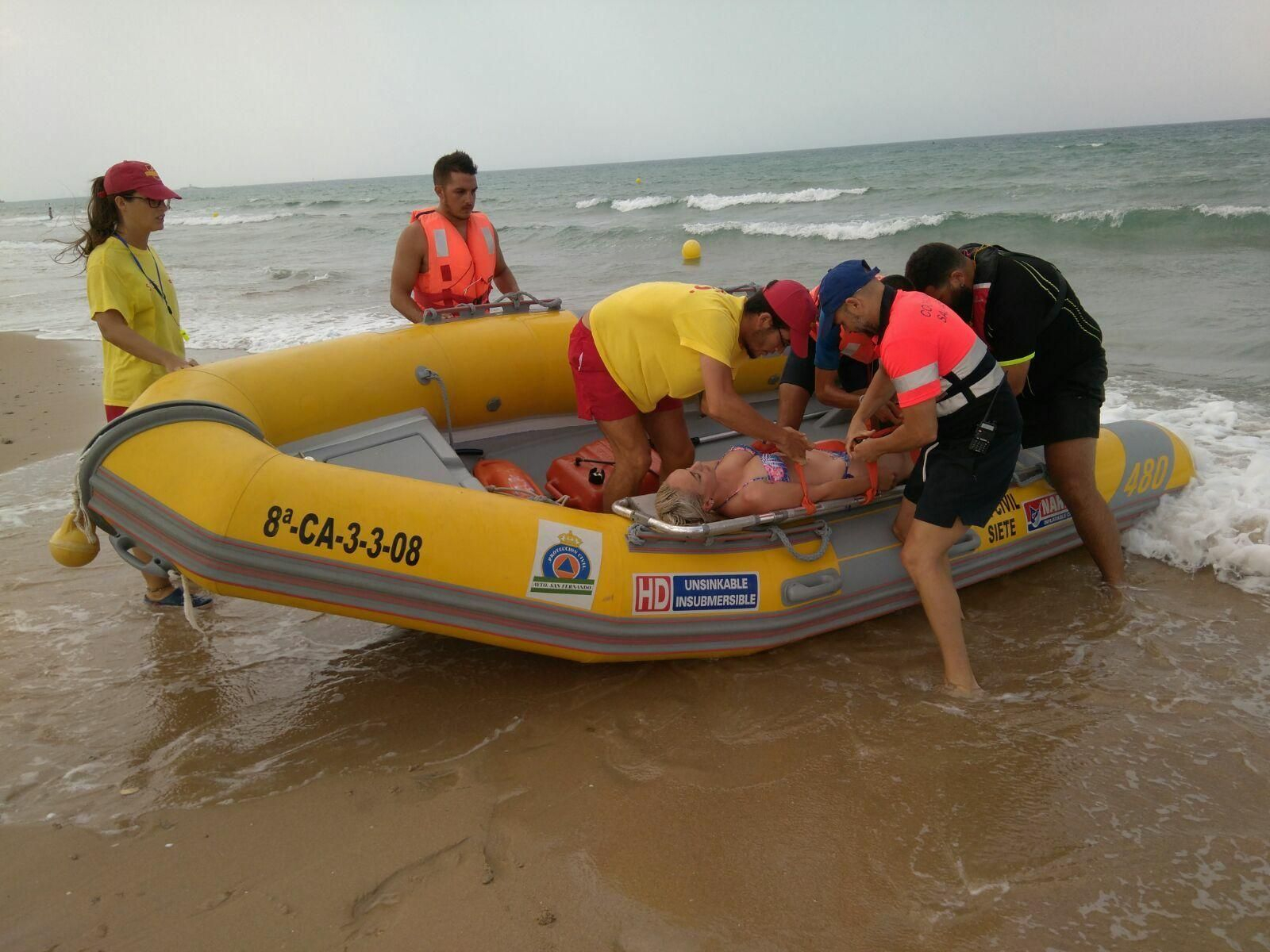 Socorristas participando en un simulacro de rescate de bañista en la playa de Camposoto, en una imagen de archivo.