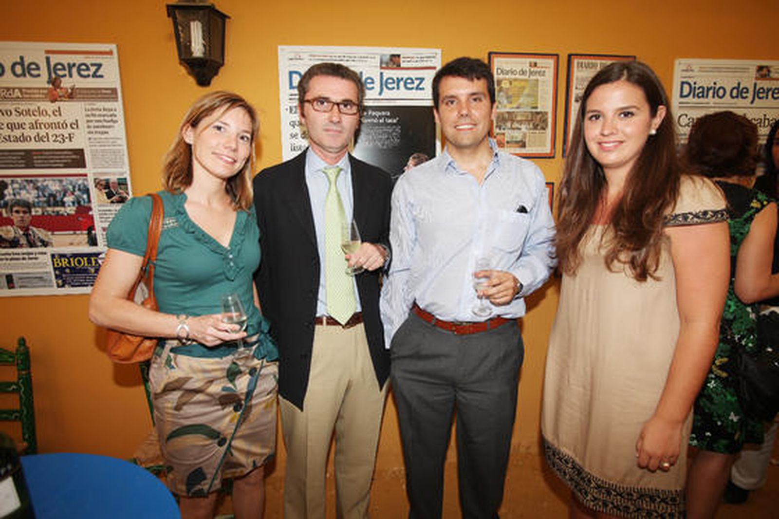 Marta González, comercial del Diario; Moisés Palomino, de Muebles Talla; Moisés Rubio, de ‘Toomeeting’ y Marisa López, en la caseta del Diario.

Foto: Vanesa Lobo