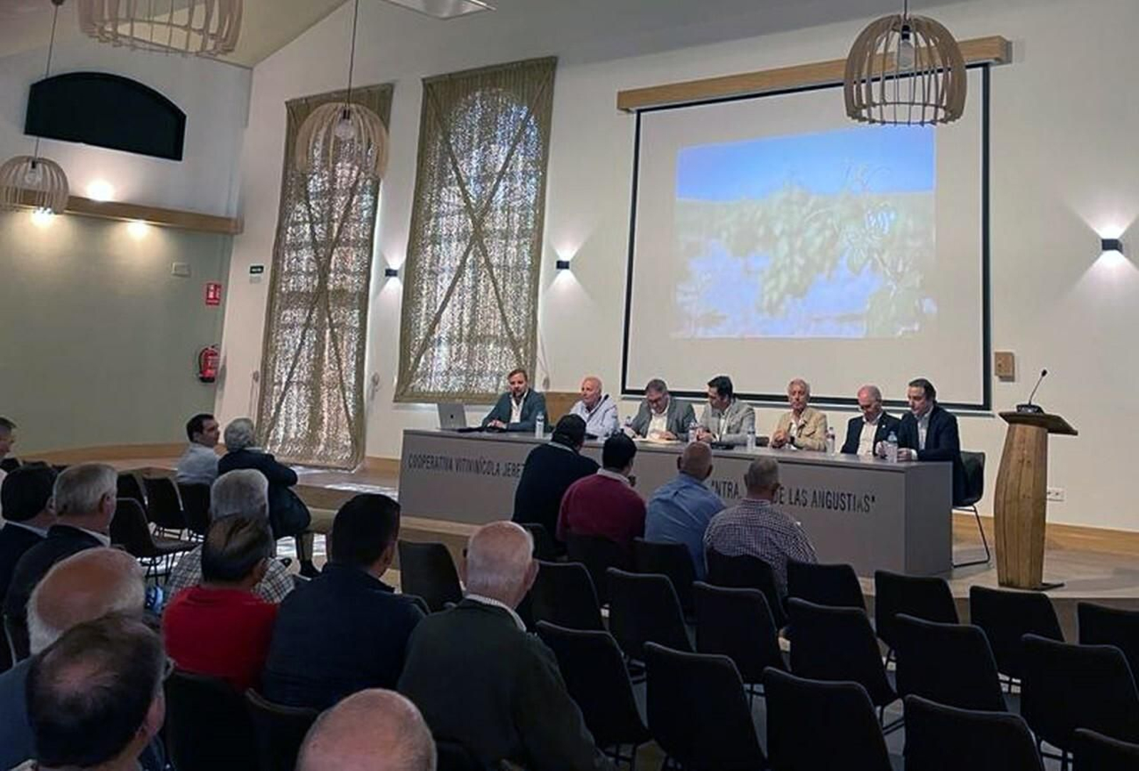 El nuevo presidente de las cooperativas del Marco junto a responsables del sector durante la toma de posesión El nuevo presidente de las cooperativas del Marco junto a responsables del sector durante la toma de posesión