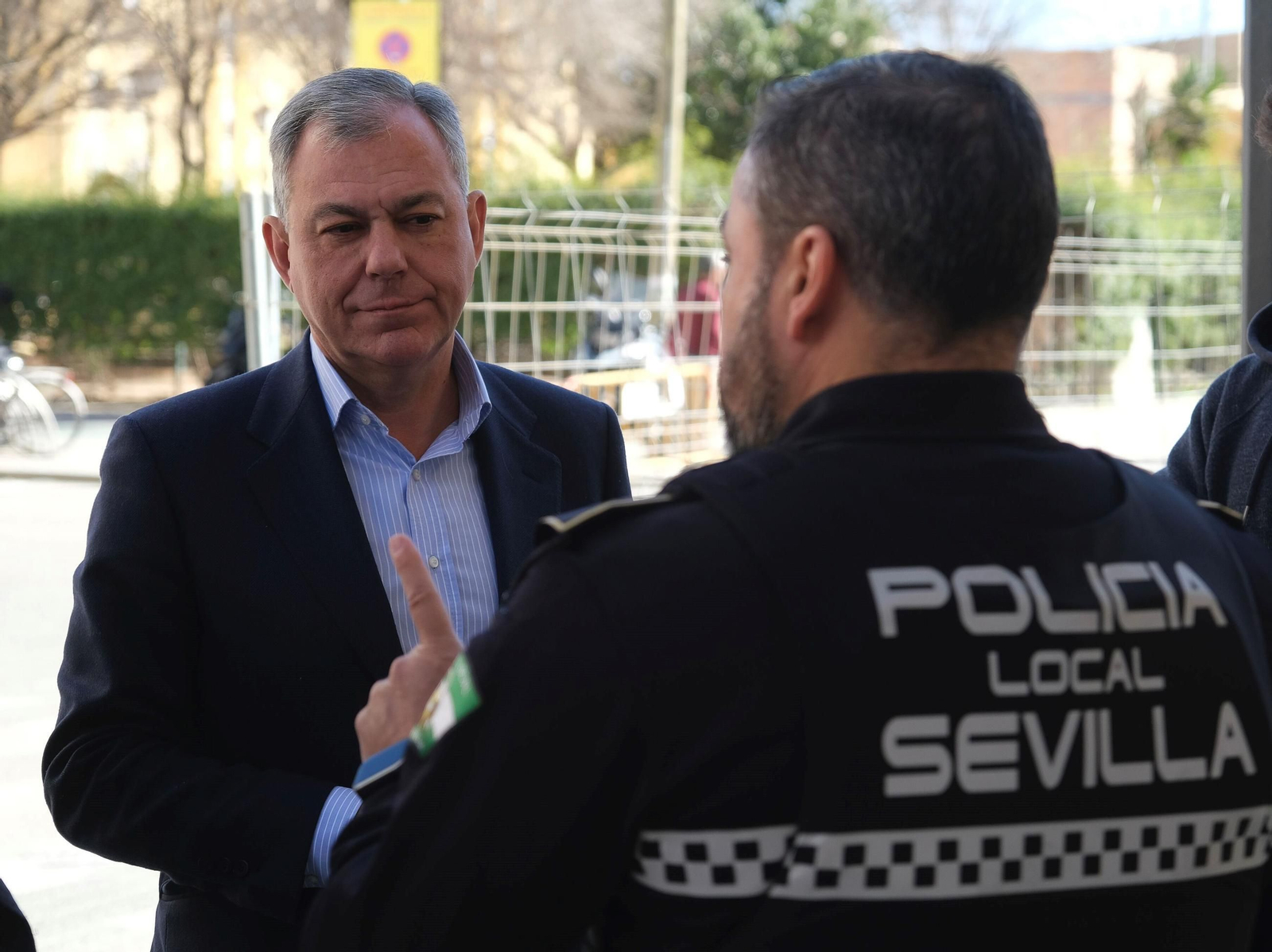 El alcalde, José Luis Sanz, junto a un agente de Policía Local.