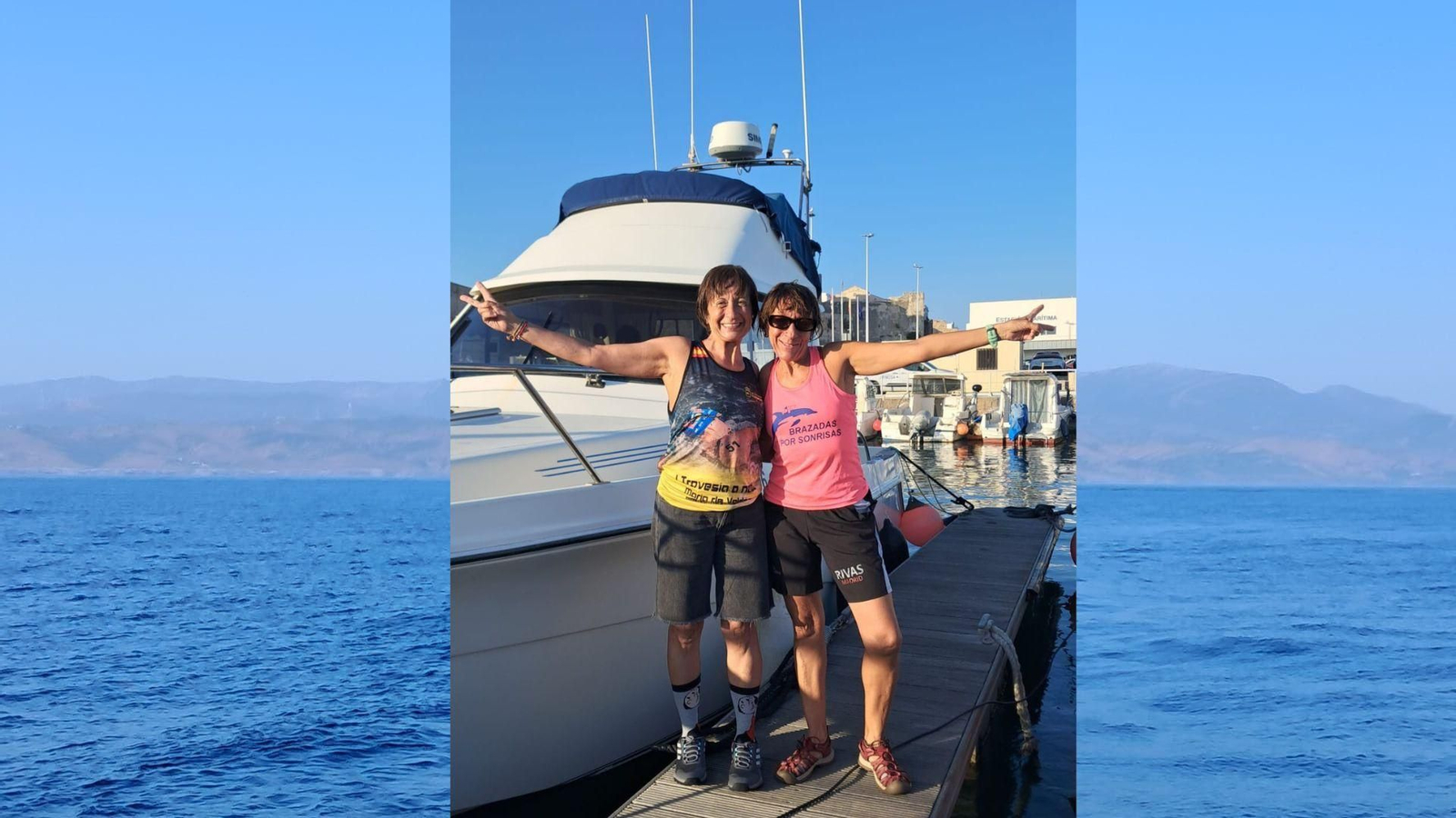 Las dos hermanas, tras cruzar el Estrecho a nado, en Tarifa.