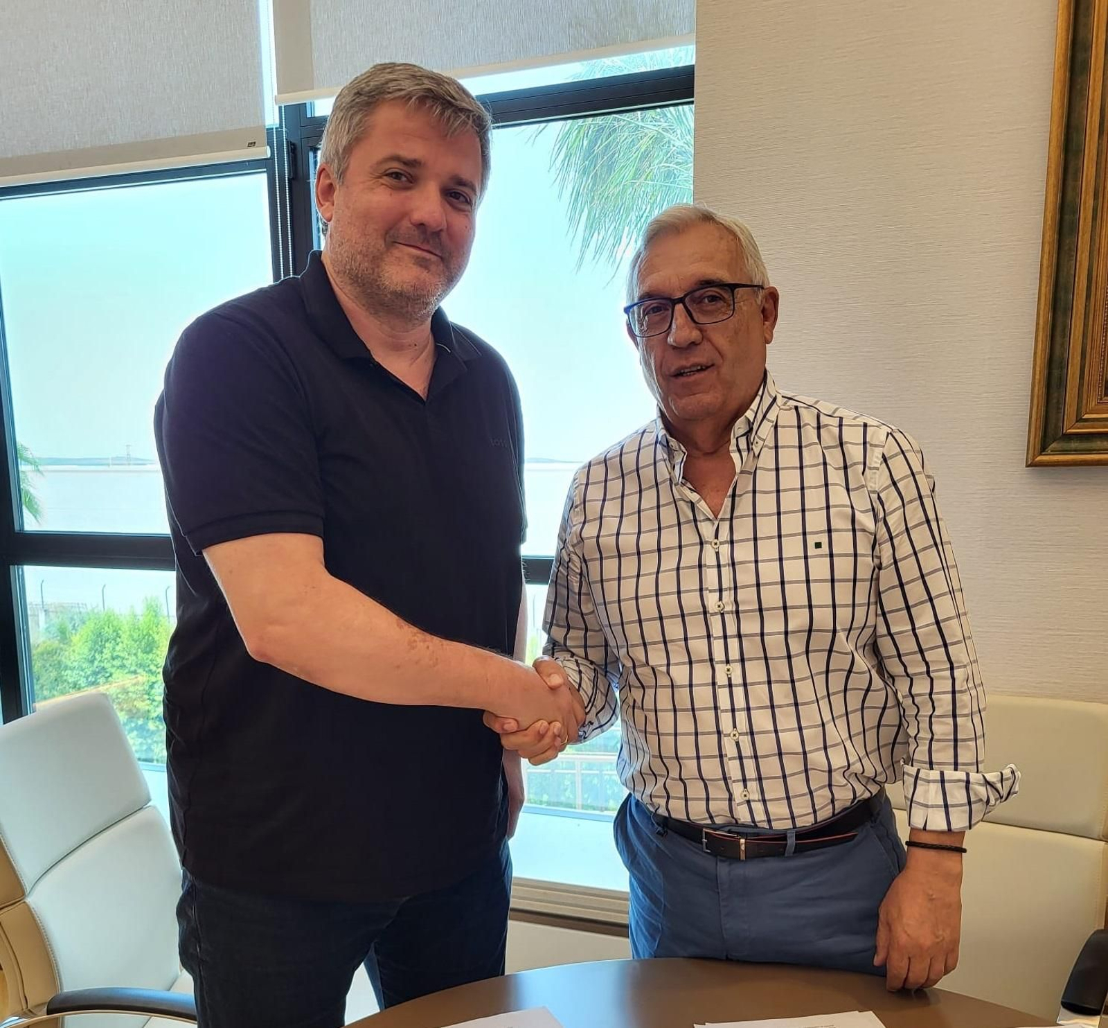 Paco Bustos estrecha la mano de Mariano Jiménez. Paco Bustos estrecha la mano de Mariano Jiménez.