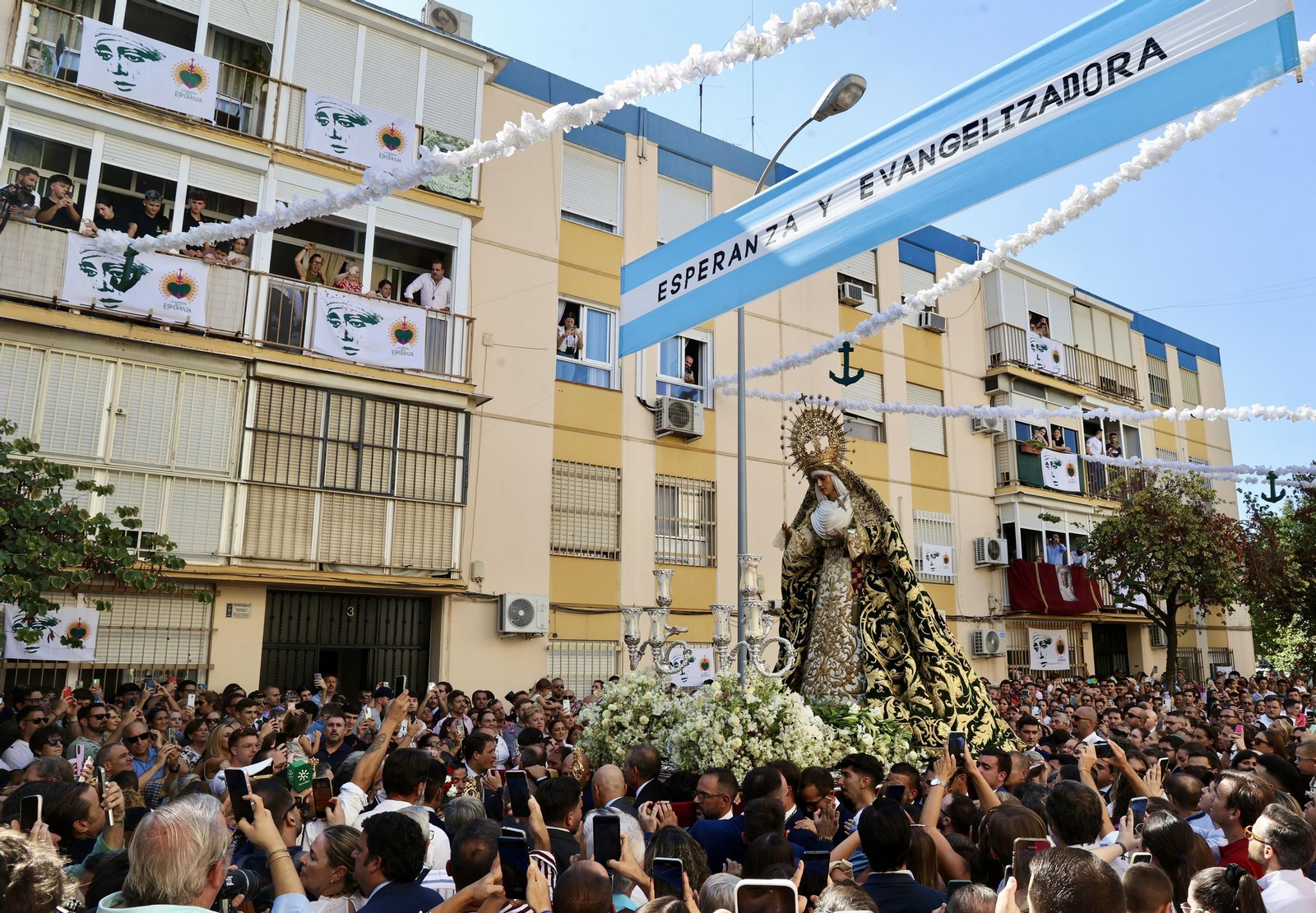 Fotos de la Misión de la Esperanza de Triana: del Tiro de Línea a las Letanías