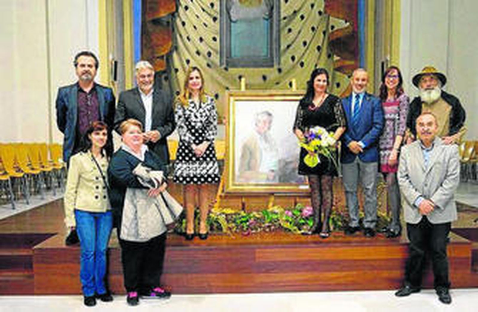 Feliz López e Ignacio Martín con familiares y amigos del pintor.