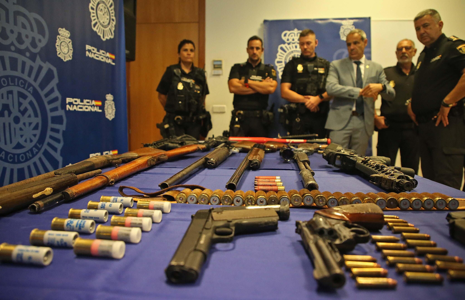 Fotos de las armas intervenidas por la Policía Nacional tras los tiroteos en La Bajadilla