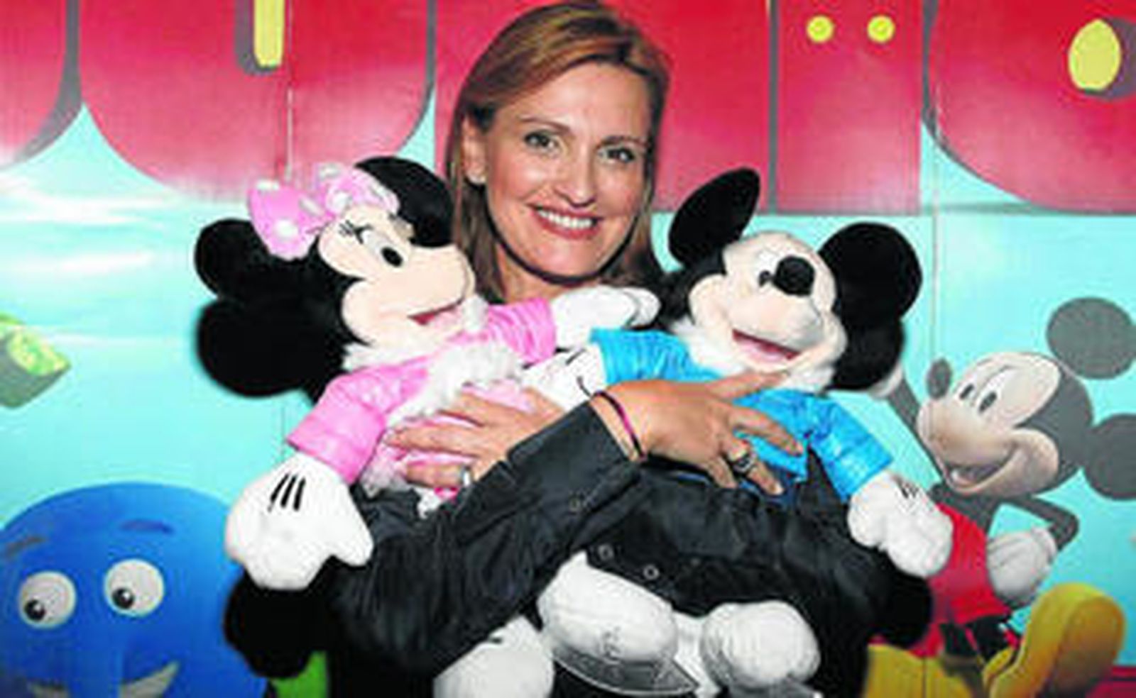 Ainhoa Arteta con Mickey y Minnie Mouse en el estudio madrileño de grabación donde ha intervenido.