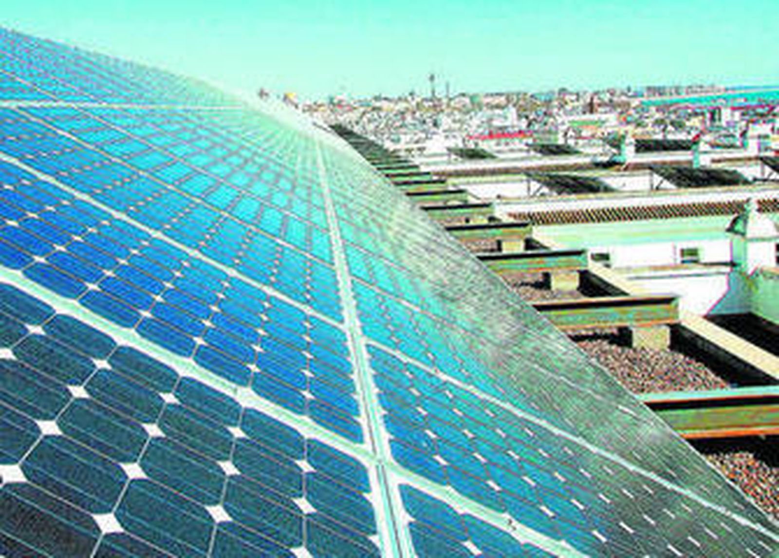 Placas solares en un edificio de Cádiz.