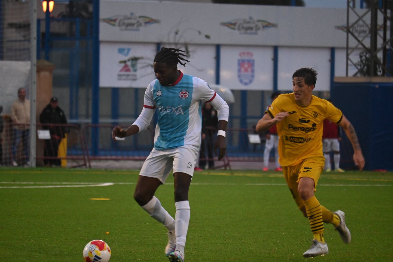 Rubén Hernández persigue a un rival durante un encuentro de esta temporada de los rojinegros.