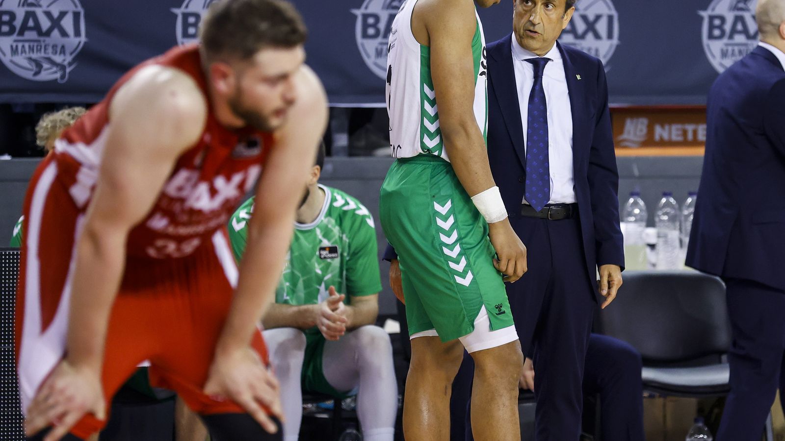 Luis Casimiro da instrucciones a Tyson Pérez.