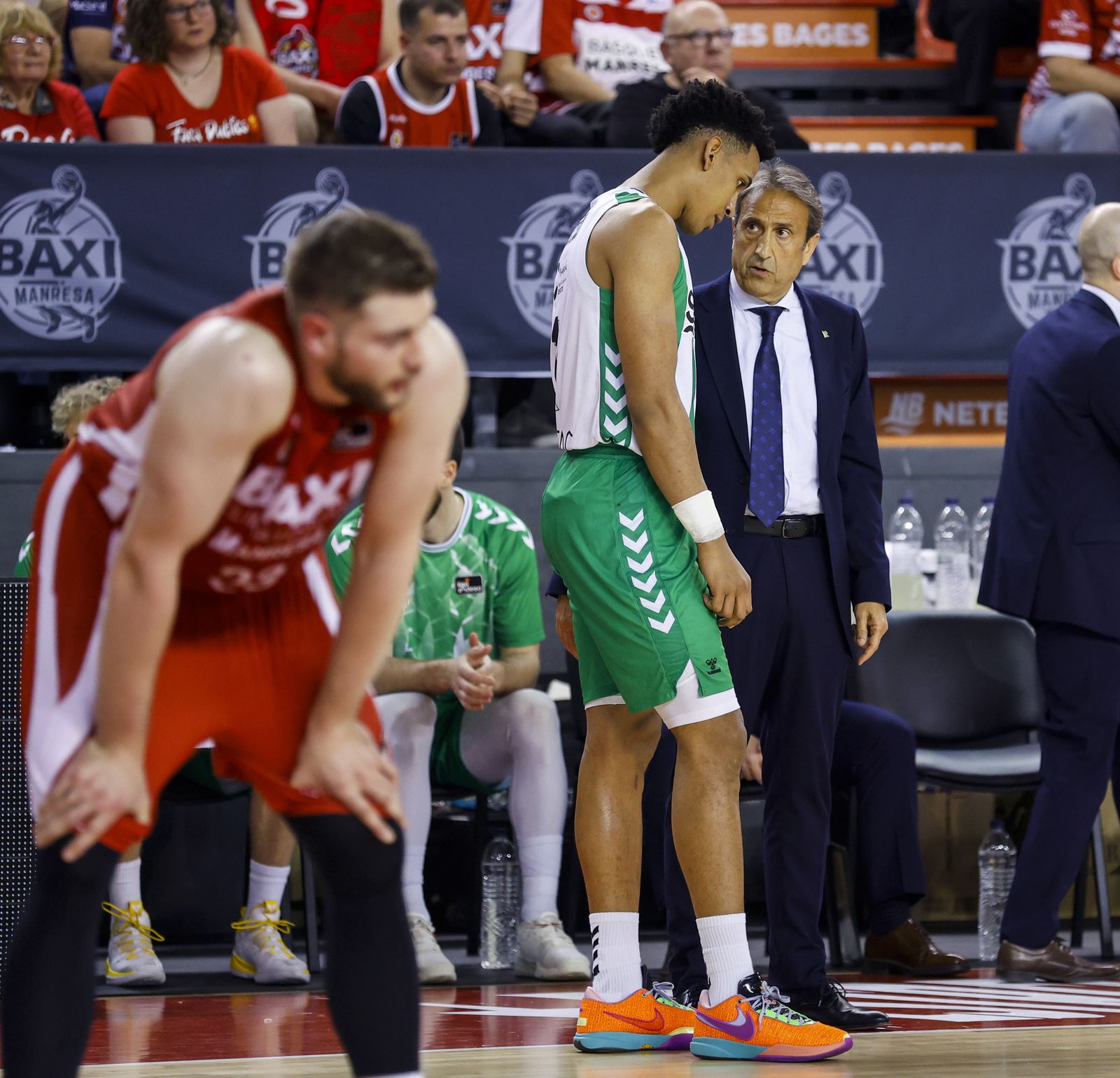 Luis Casimiro da instrucciones a Tyson Pérez.